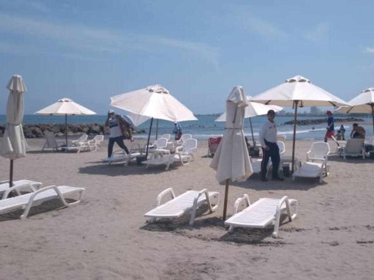 Vendedores en playas de Cartagena rechazan cobros excesivos de colegas