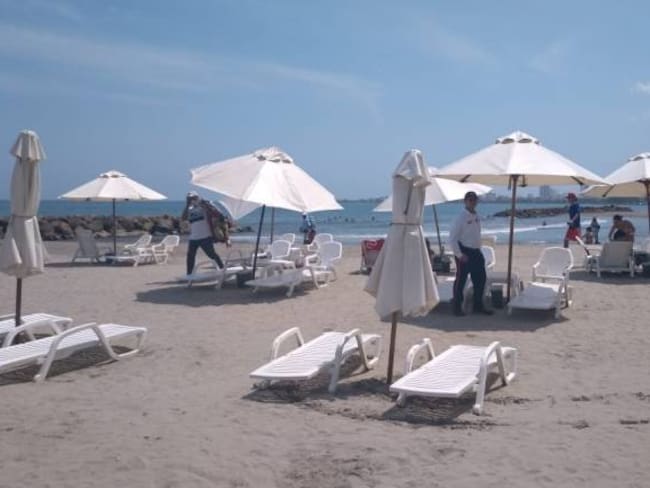 Vendedores en playas de Cartagena rechazan cobros excesivos de colegas