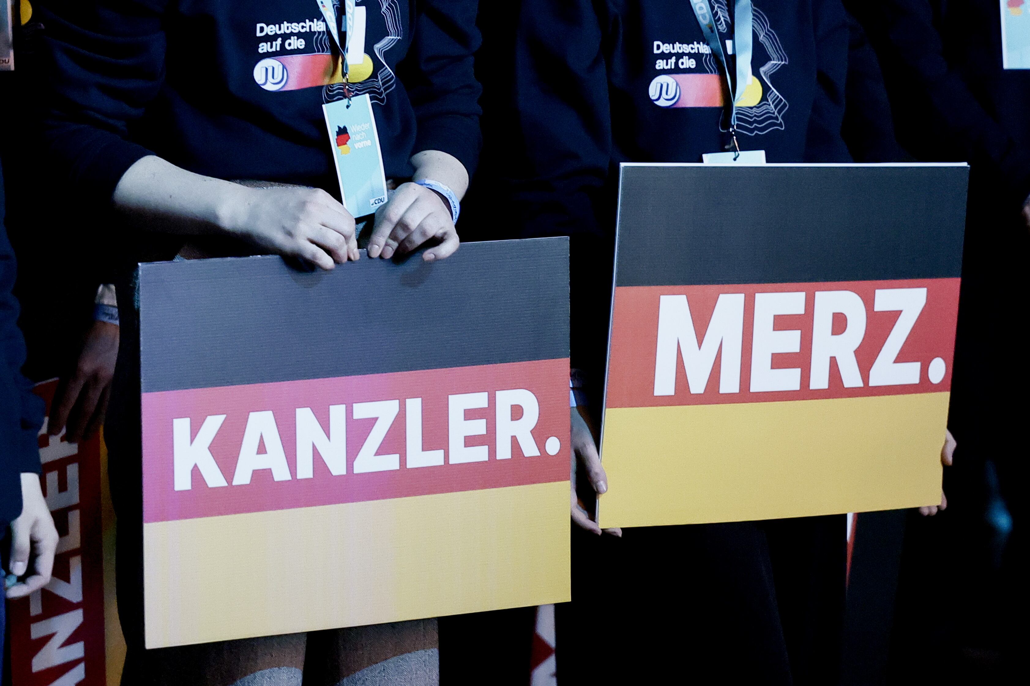 OBERHAUSEN (Germany), 21/02/2025.- Supporters hold placards reading 'Chancellor Merz', during the Christian Democratic Union (CDU) election campaign event in Oberhausen, Germany, 21 February 2025. Germany will hold early federal elections on 23 February 2025 to elect a new Bundestag (parliament). (Elecciones, Alemania) EFE/EPA/RONALD WITTEK