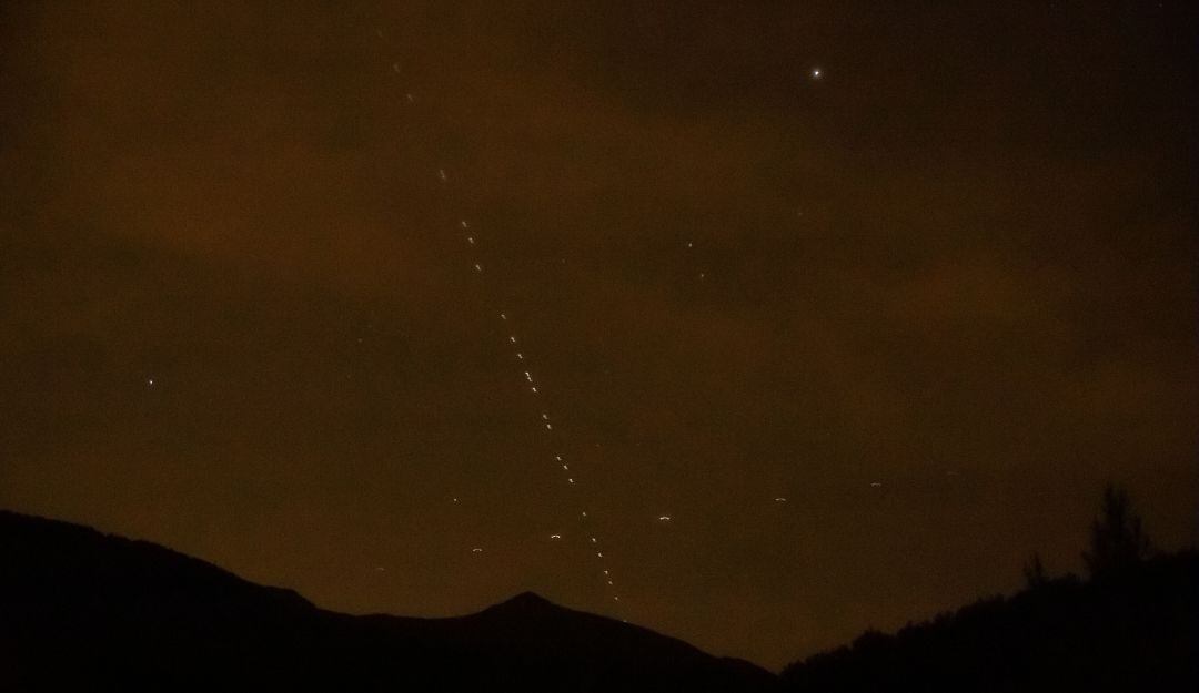 Constelación de satelites Starlink visible desde tierra. 