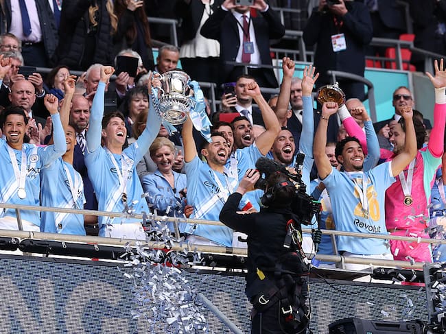 LONDON, ENGLAND - MAY 16: Bernardo Silva of Manchester City and teammates celebrates with the FA Cup trophy after the Emirates FA Cup Final match between Chelsea and Manchester City on May 16, 2026 in London, England. (Photo by Alex Livesey - Danehouse/Getty Images)