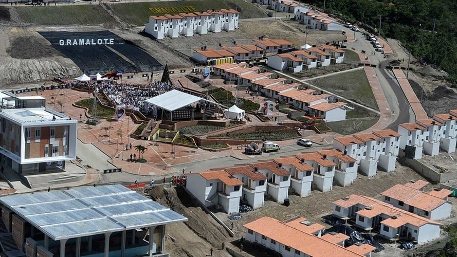 El nuevo Gramalote cuenta con plaza principal, colegio, acueducto y centro administrativo, entre otras instalaciones. Foto: Colprensa