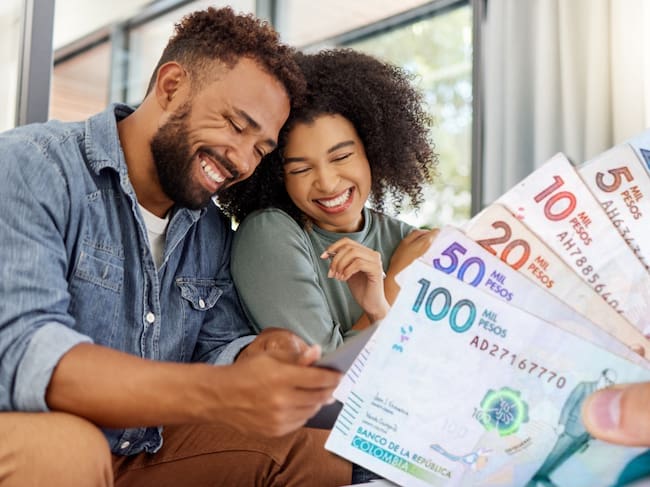 Imágenes de referencia de personas felices y dinero Colombia. Fotos: Getty Images