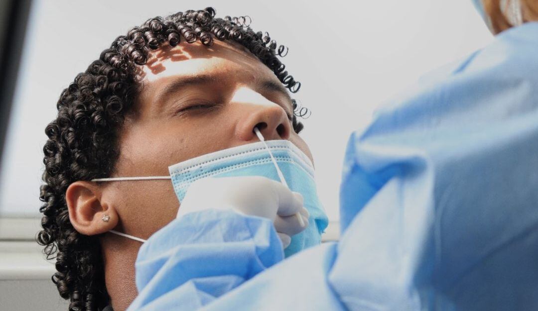 Juan Carlos Pereira haciéndose prueba de COVID-19