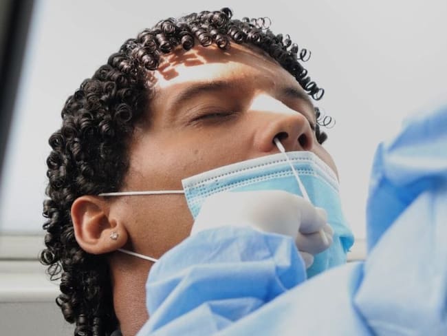 Juan Carlos Pereira haciéndose prueba de COVID-19