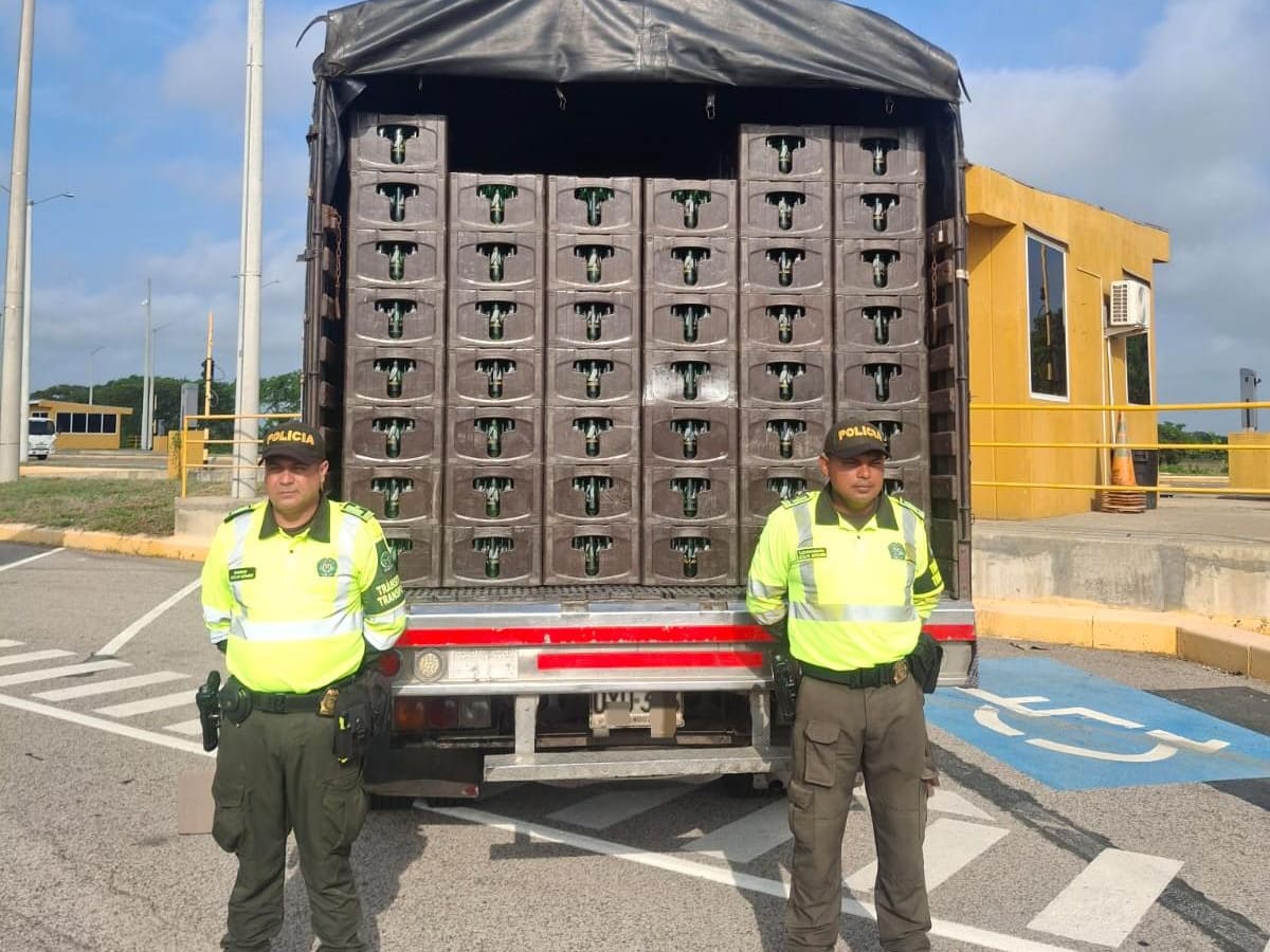 Incautan cargamento de 17 mil botellas de cerveza ilegal en la vía Carreto a Calamar