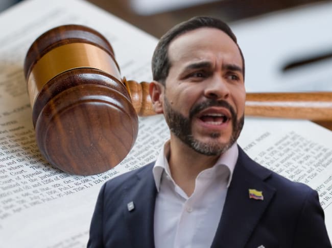 Imagen de referencia. Libro político con martillo de juez - Abelardo De La Espriella en medio de evento político: Getty Images.