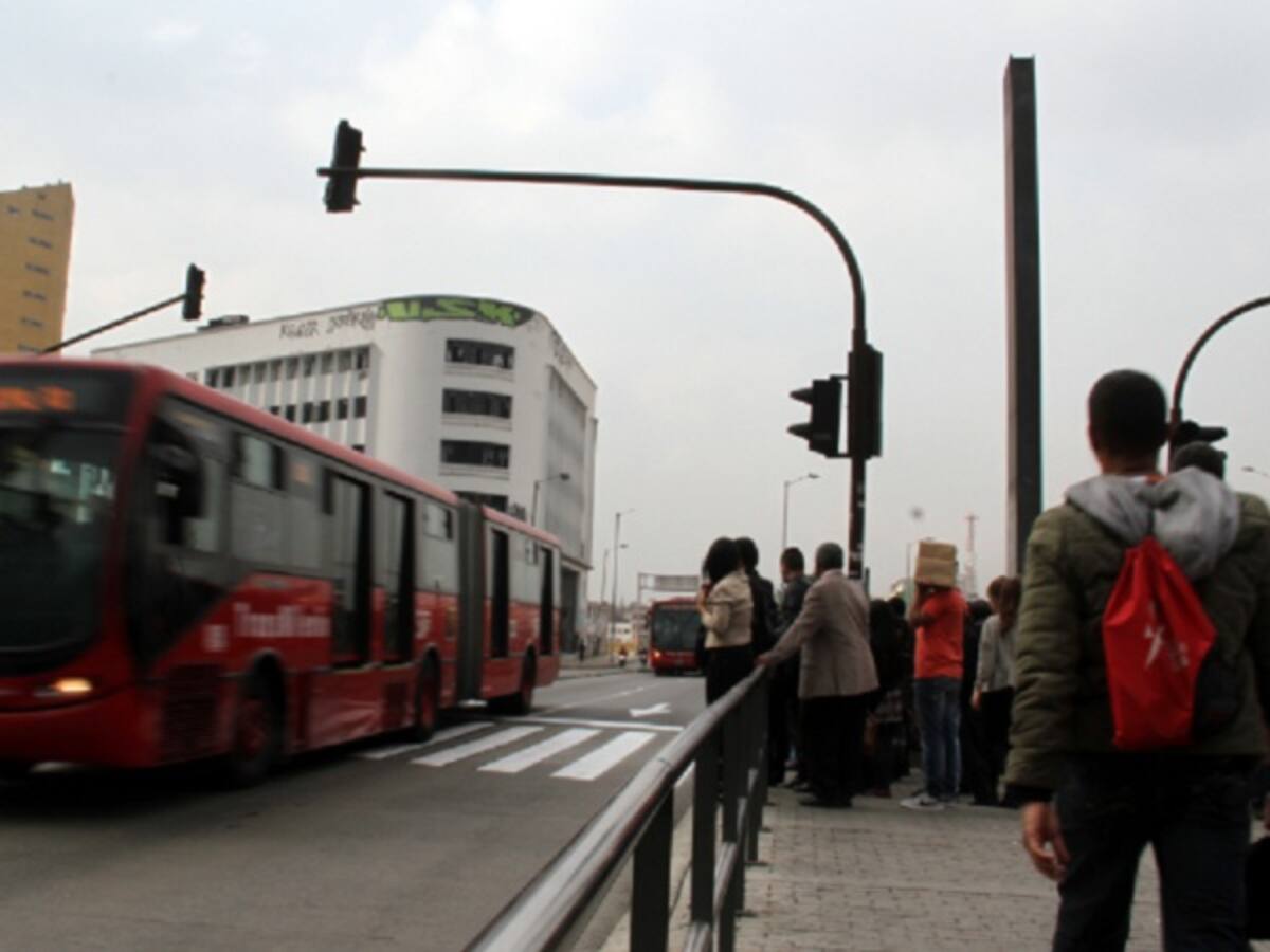 Pánico provoca bomba incendiaria en bus de TransMilenio