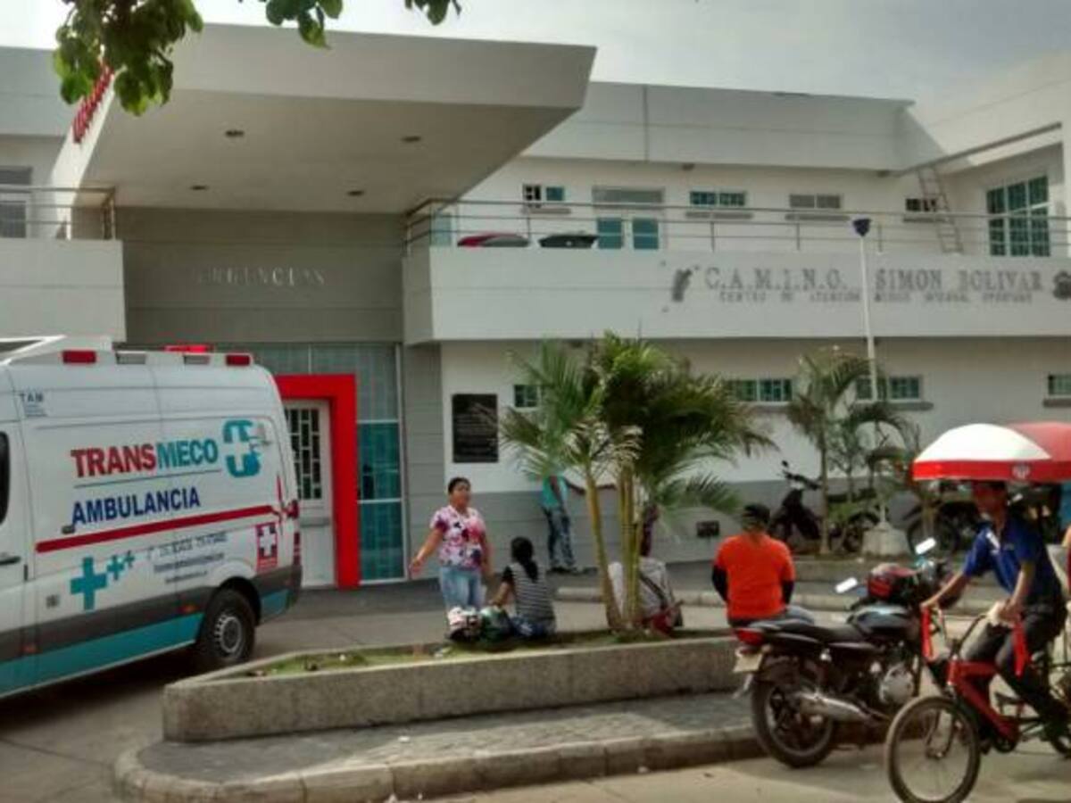 Bajo observación médica menor que recibió descarga al tocar un poste