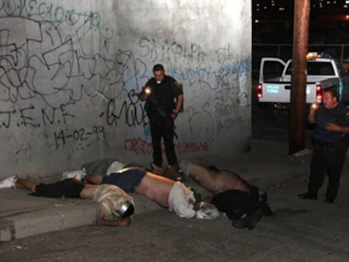 Guerra entre cárteles del Golfo y Los Zetas augura baño de sangre en México