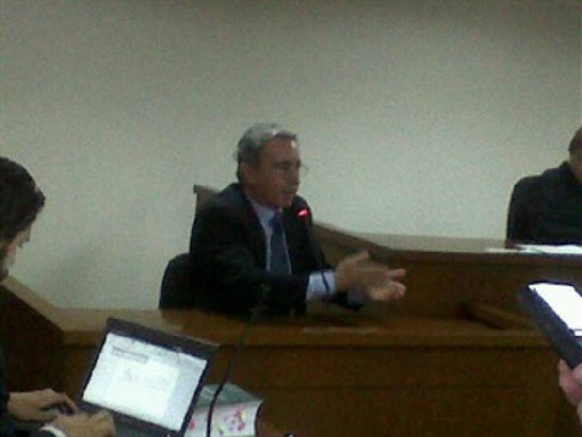 Uribe niega algún complot de su gobierno contra la Corte