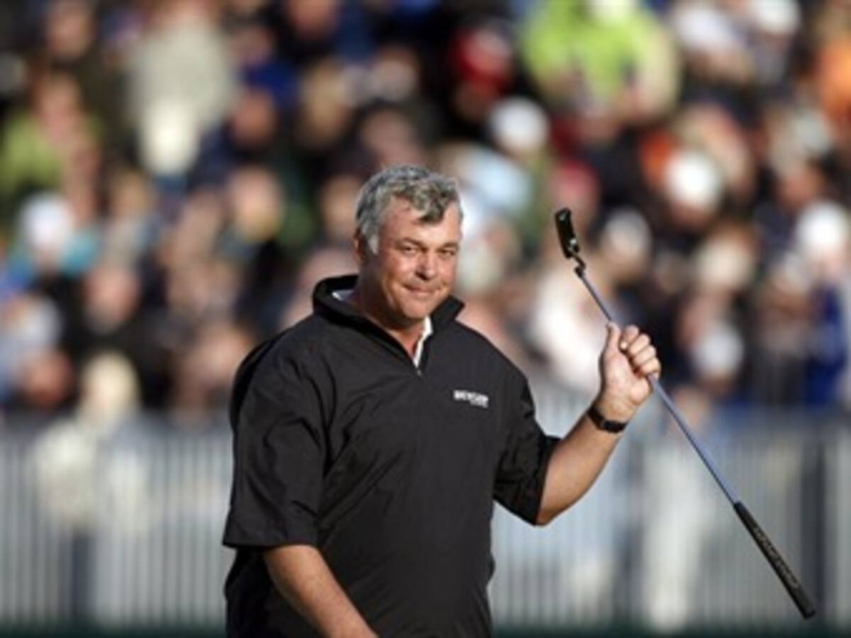 Darren Clarke es líder en solitario del Abierto británico de golf tras la tercera jornada