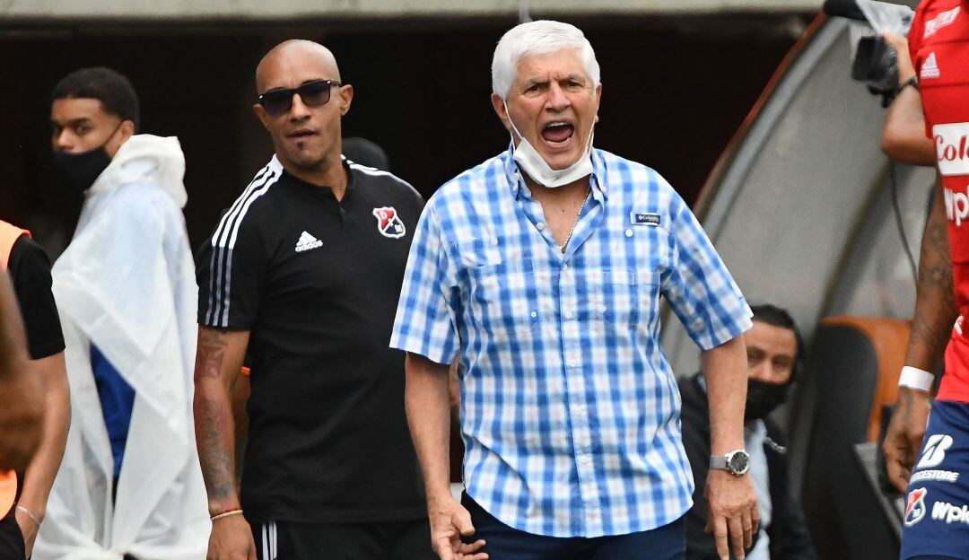 Julio Comseña, técnico del Medellín, junto a Roberto Carlos Cortés.