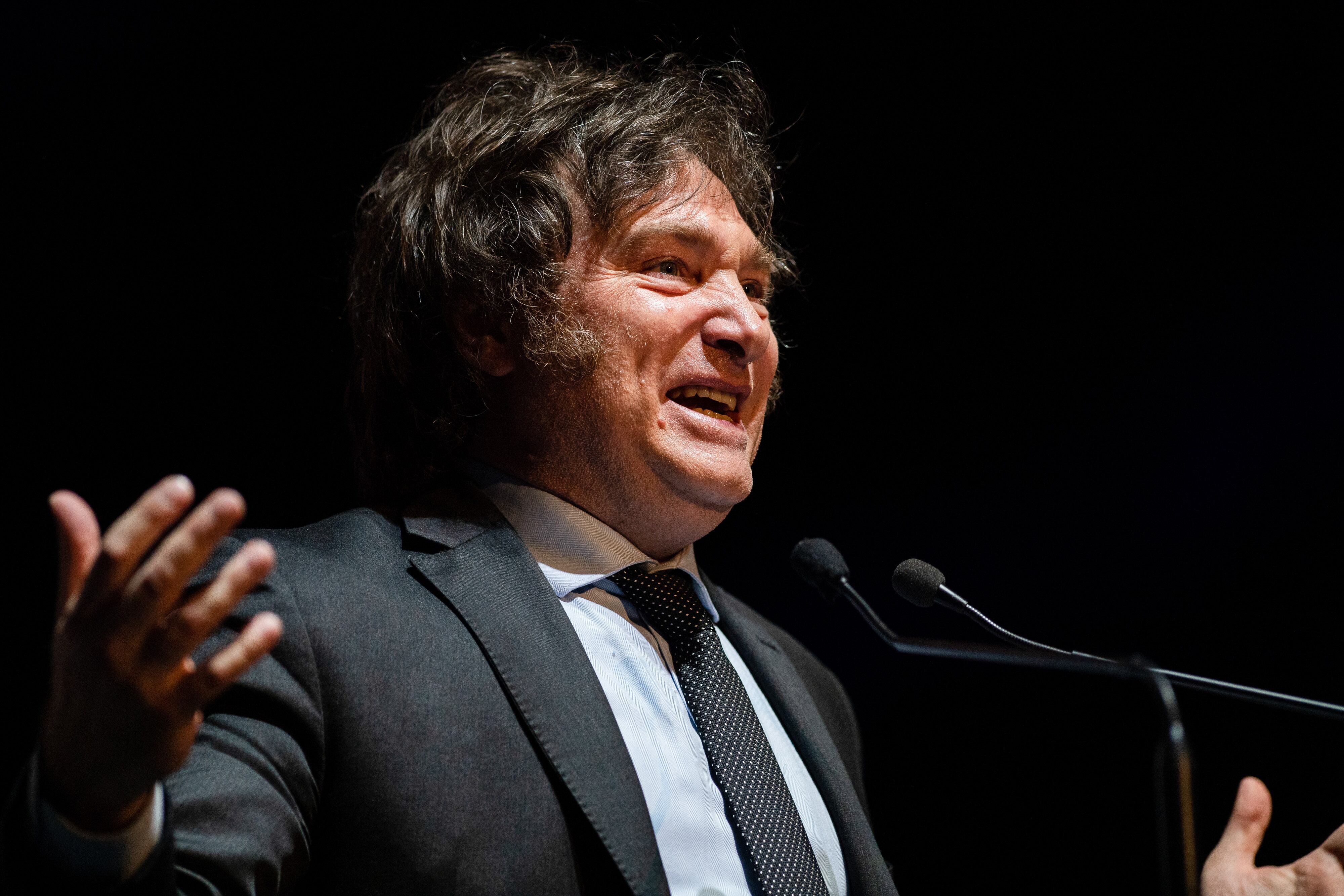 Con un año de “facultades especiales”, Javier Milei ha recortado el estado bajo su política de Motosierra emitiendo al menos 65 decretos con los que se espera ahorrar 2.000 millones de dólares anuales para Argentina.
(Foto: Manuel Cortina/SOPA Images/LightRocket via Getty Images)