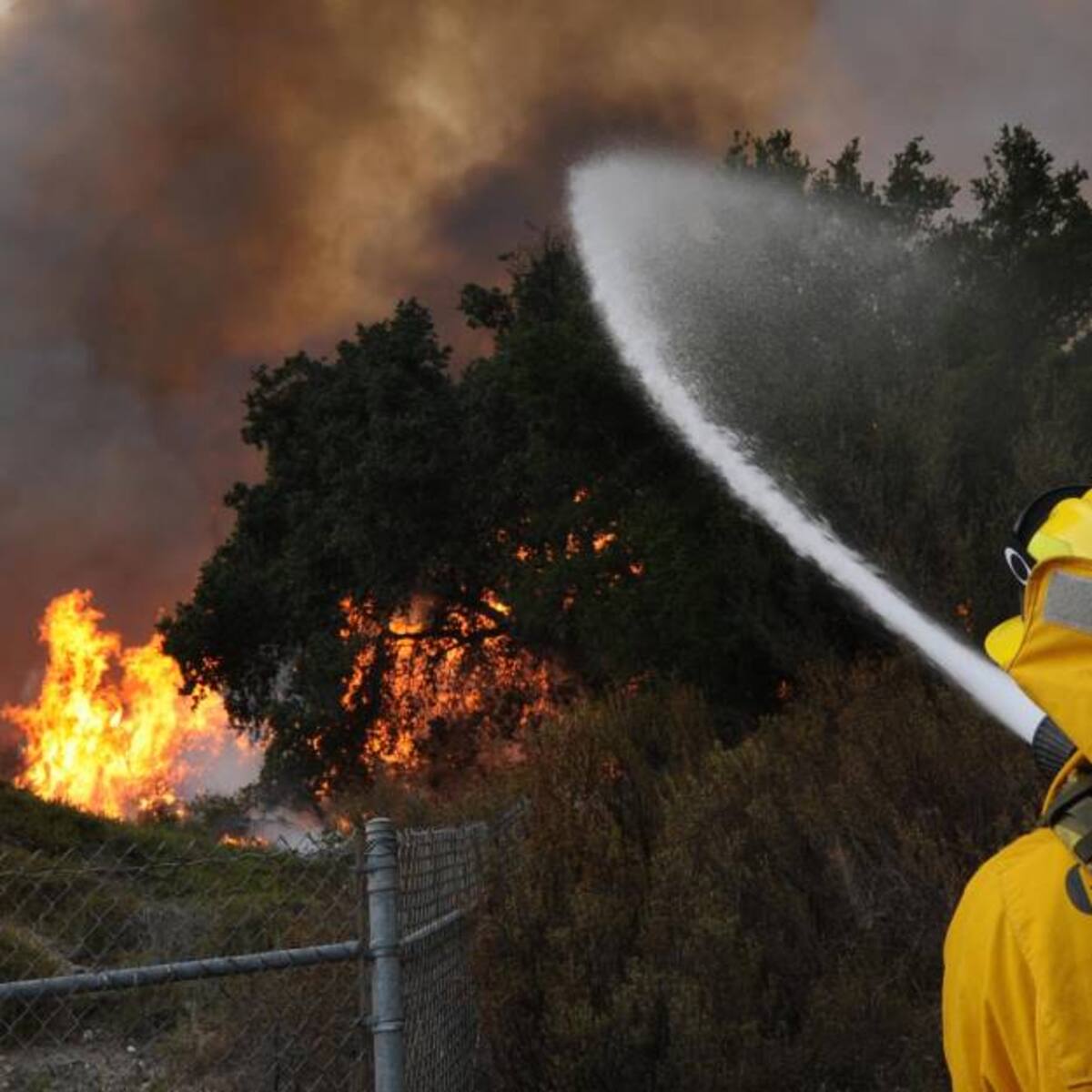 California enfrenta 5 incendios activos, uno de ellos se acerca al parque Yosemite