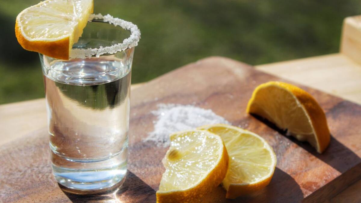 ¿Por qué el tequila se toma con limón y sal? ¿Qué debe ir antes y después?