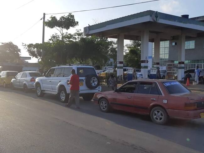 Cupo de gasolina es insuficiente: permanecen largas filas en La Guajira