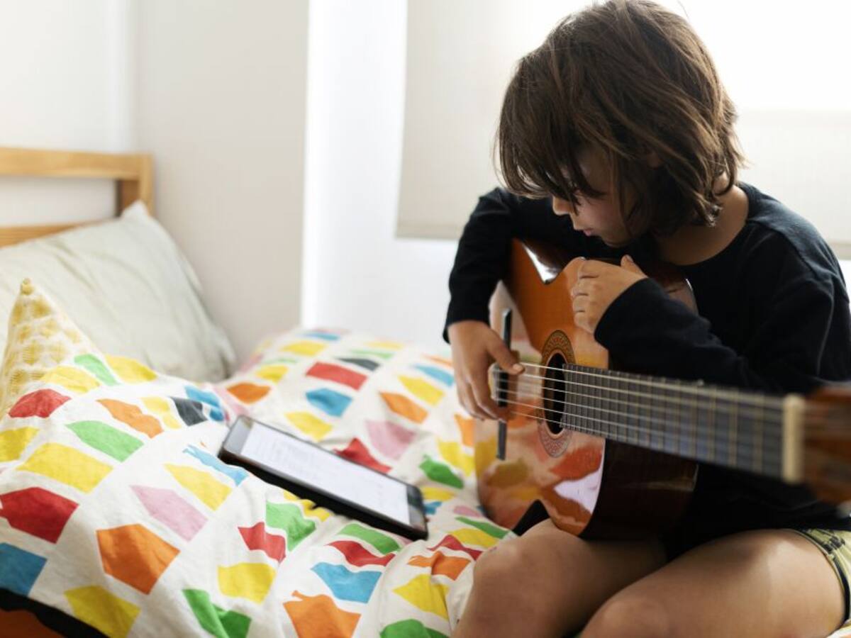 El truco para entretener con música a los niños en casa