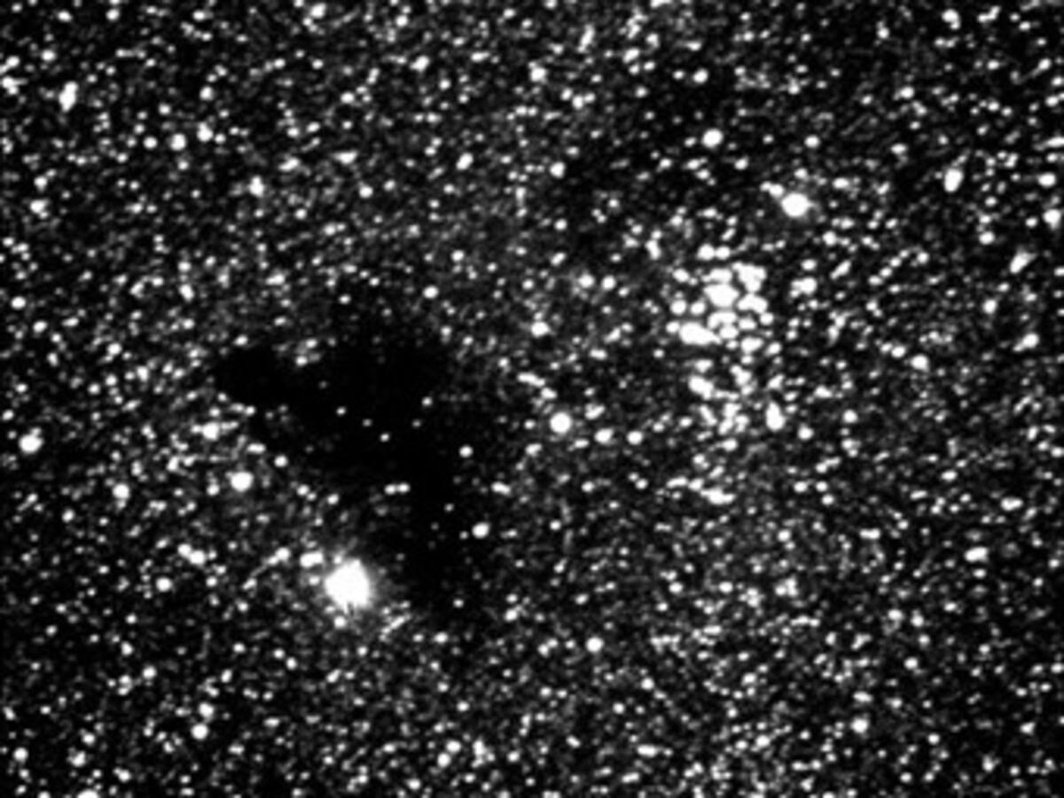 Astrónomos fotografían desde Chile una nube oscura en la Vía Láctea