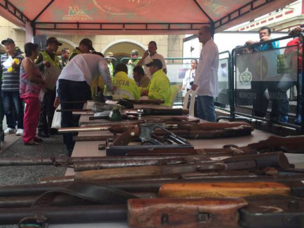 En Manizales entregaron bonos de mercado y juguetes a cambio de armas
