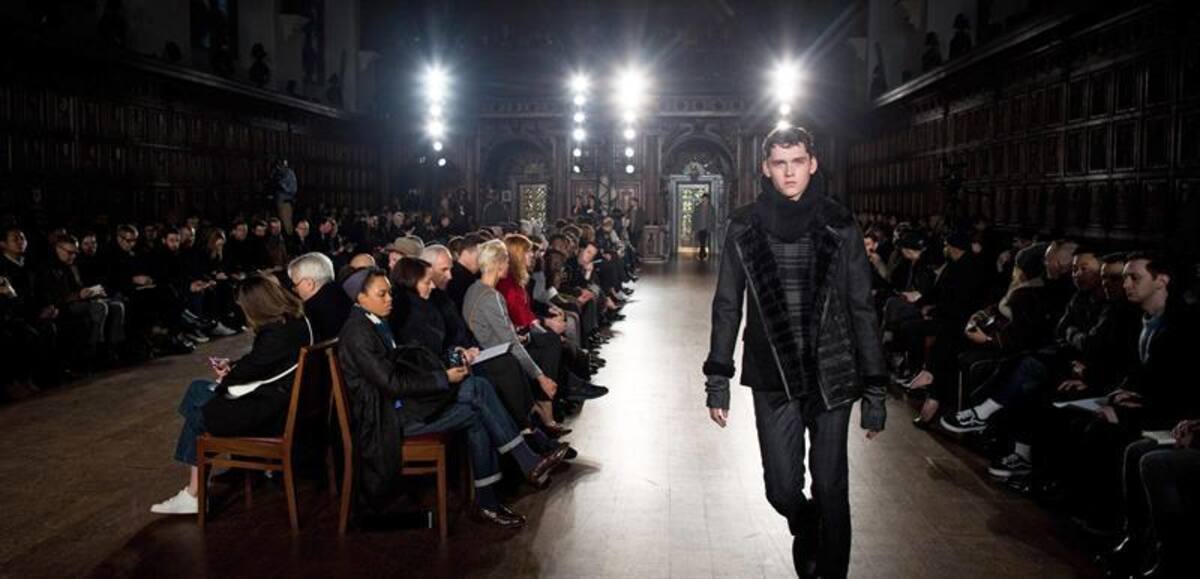 Una serie de modelos presentan la colección de otoño, invierno 2015 en la semana de la moda masculina en Londres, Inglaterra, que se realizará hasta el próximo 12 de enero.