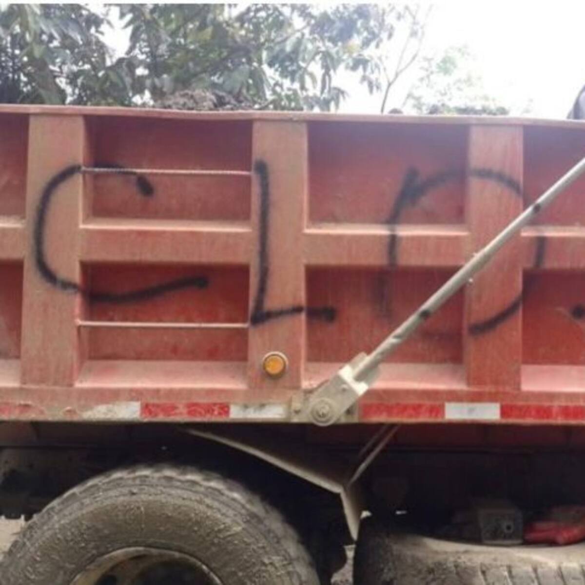 En Nariño pintaron grafitis en vehículos y casas con las siglas CLO