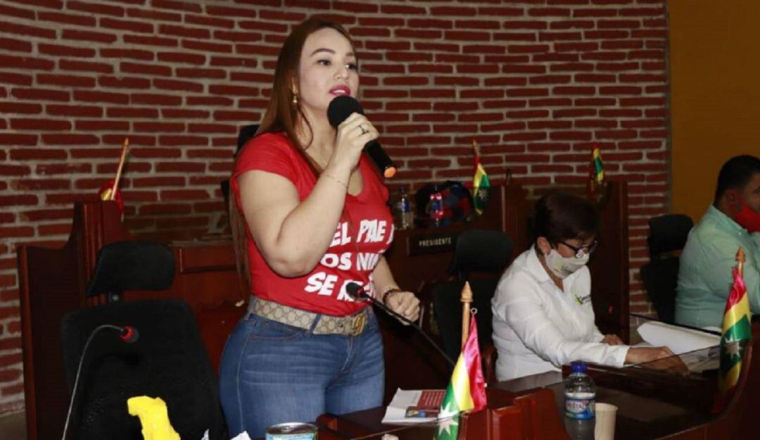 Uniformados hallaron clorhidrato de cocaína, un arma de fuego y dinero en efectivo en el vehículo en el que se movilizaba