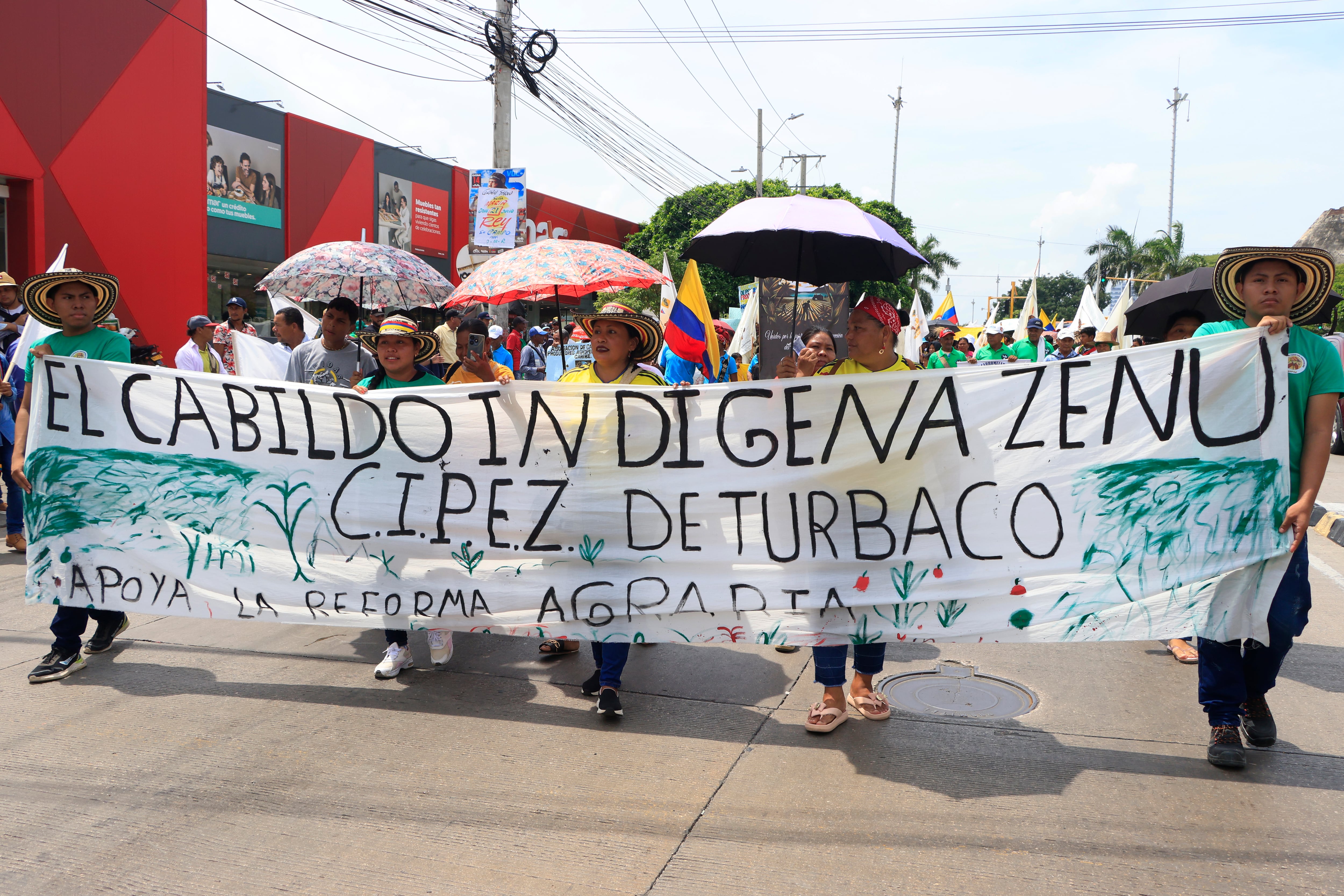 CTG002. CARTAGENA (COLOMBIA), 20/07/2024.- Campesinos marchan para manifestar su apoyo a la Reforma Agraria planteada por el Gobierno del presidente, Gustavo Petro, este sábado en Cartagena (Colombia). EFE/ Ricardo Maldonado Rozo