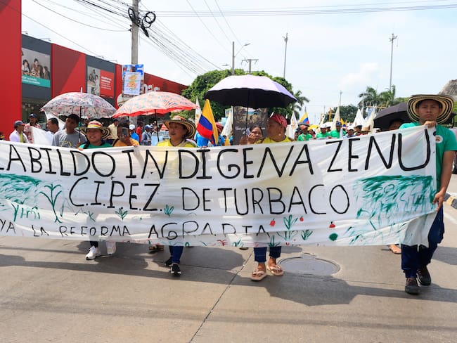 CTG002. CARTAGENA (COLOMBIA), 20/07/2024.- Campesinos marchan para manifestar su apoyo a la Reforma Agraria planteada por el Gobierno del presidente, Gustavo Petro, este sábado en Cartagena (Colombia). EFE/ Ricardo Maldonado Rozo