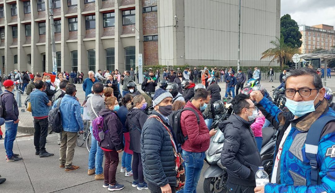 Ciudadanos protestaron frente a las instalaciones del CAD, exigiendo que se acabar las filas para pagar impuestos 