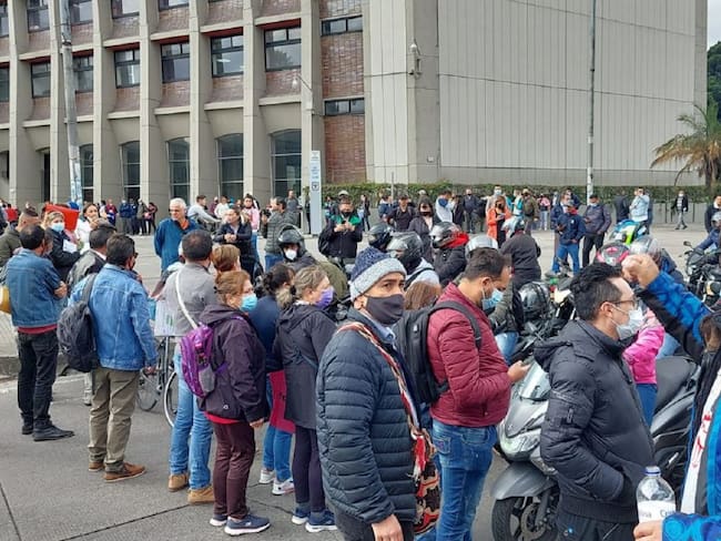 Ciudadanos protestaron frente a las instalaciones del CAD, exigiendo que se acabar las filas para pagar impuestos 