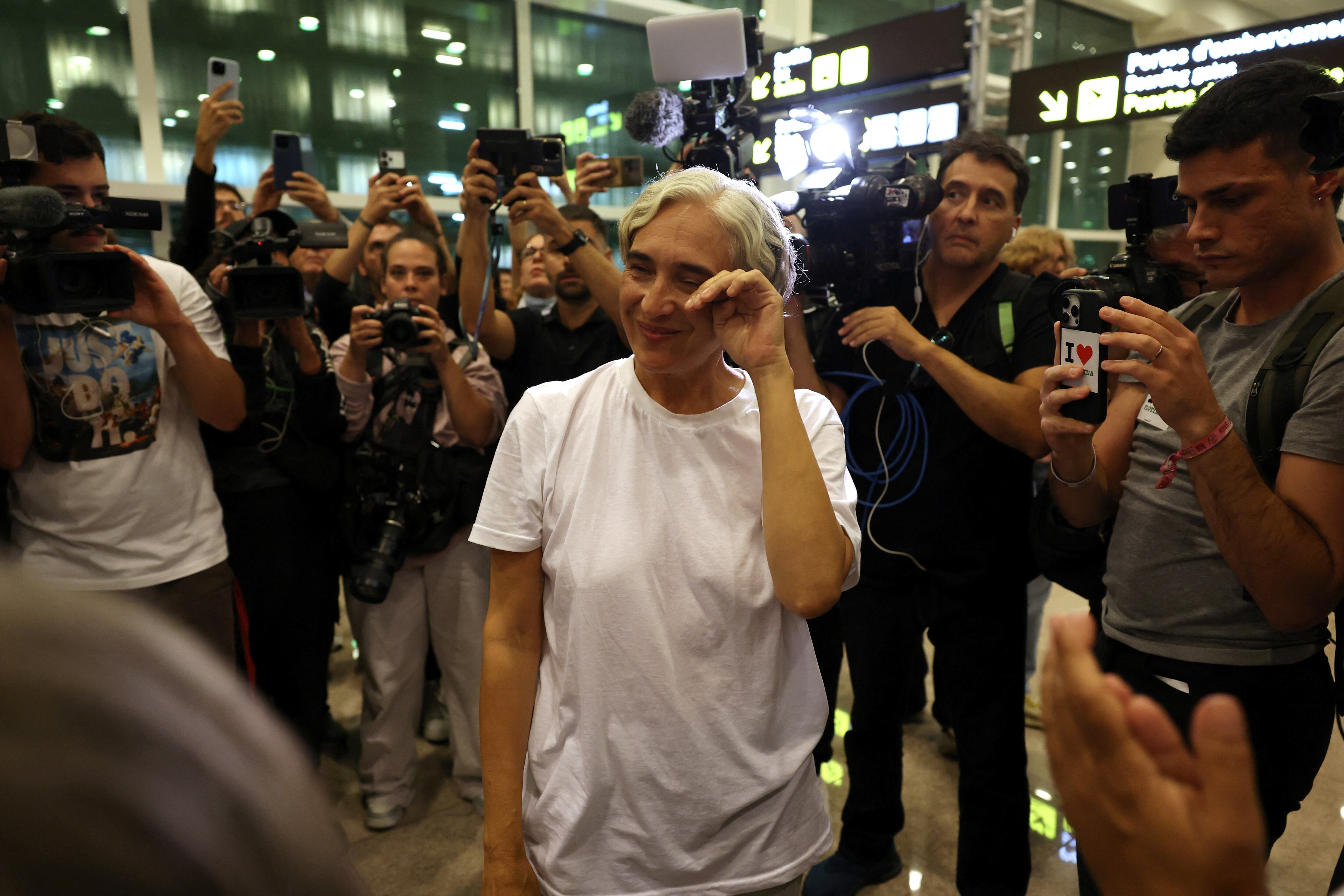Exalcaldesa de Barcelona, Ada Colau, al llegar deportada desde Israel. (Photo by Lluis GENE / AFP)