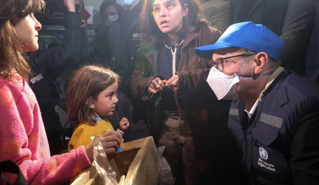 El director de la Organización Mundial de la Salud para Europa, Hans Kluge, en un centro para refugiados ucranianos.                  Foto: Getty 