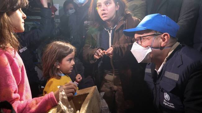 El director de la Organización Mundial de la Salud para Europa, Hans Kluge, en un centro para refugiados ucranianos. Foto: Getty