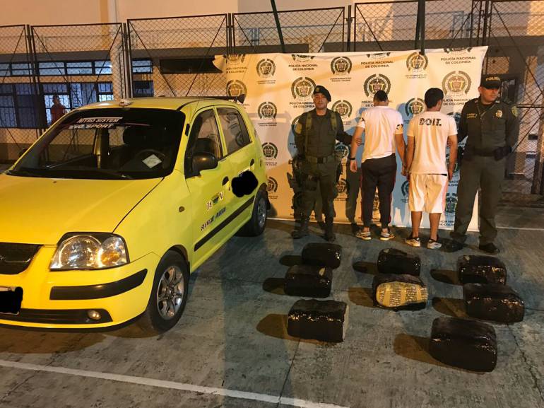 Según las autoridades dos jóvenes transportaban marihuana en un taxi.