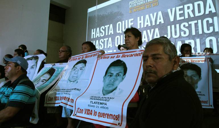 Los padres de los 43 jóvenes desaparecidos hace un año en el municipio mexicano de Iguala reclaman verdad y justicia.