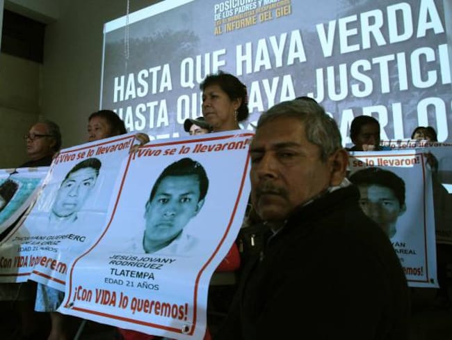 Los padres de los 43 jóvenes desaparecidos hace un año en el municipio mexicano de Iguala reclaman verdad y justicia.