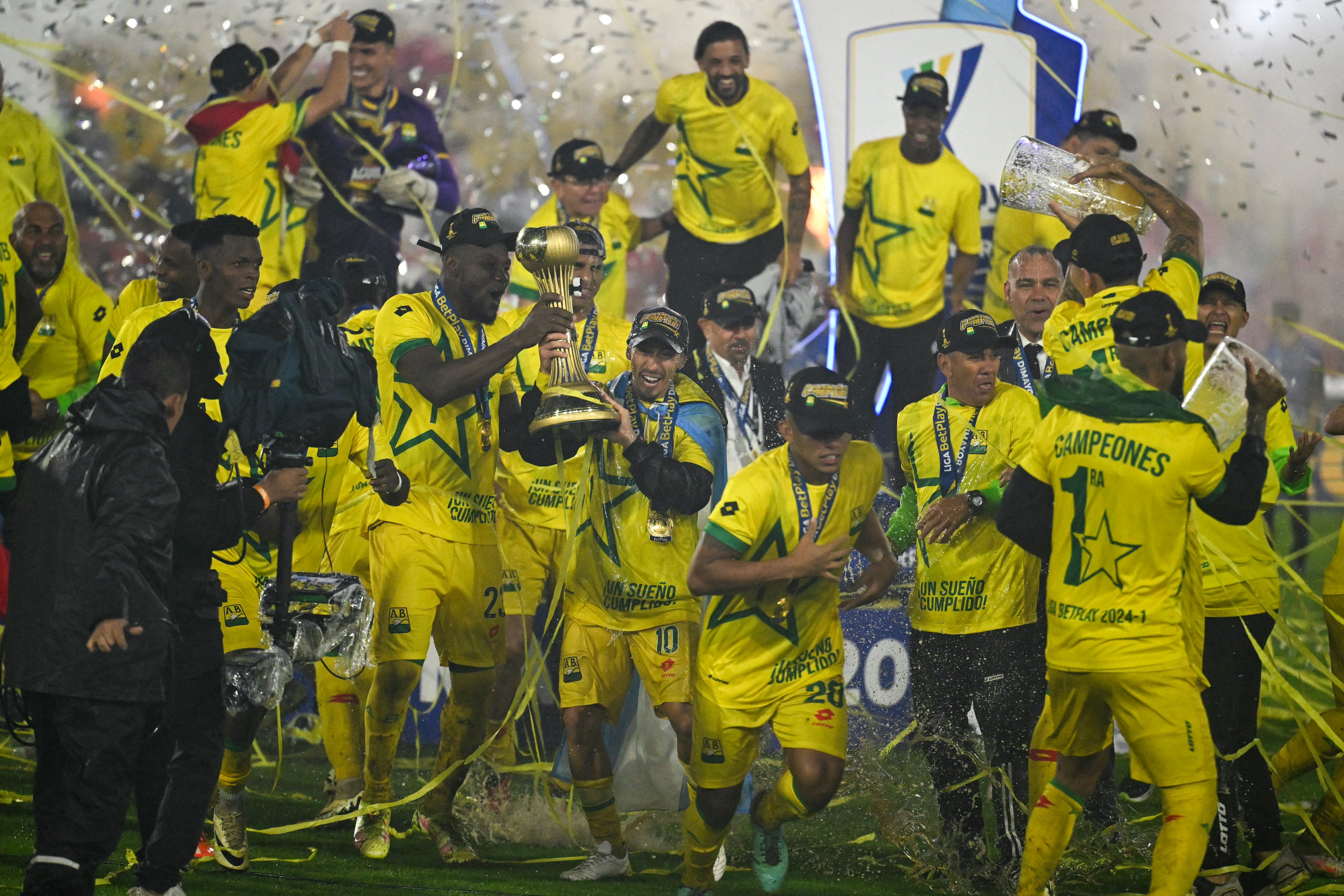 Bucaramanga celebra su primera estrella en el fútbol colombiano. (Photo by LUIS ACOSTA/AFP via Getty Images)
