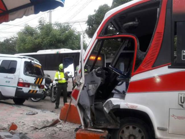11 niños heridos al chocar vehículo de transporte escolar con bus urbano