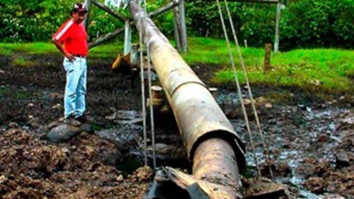 Atentado a oleoducto causa emergencia ambiental en tres departamentos