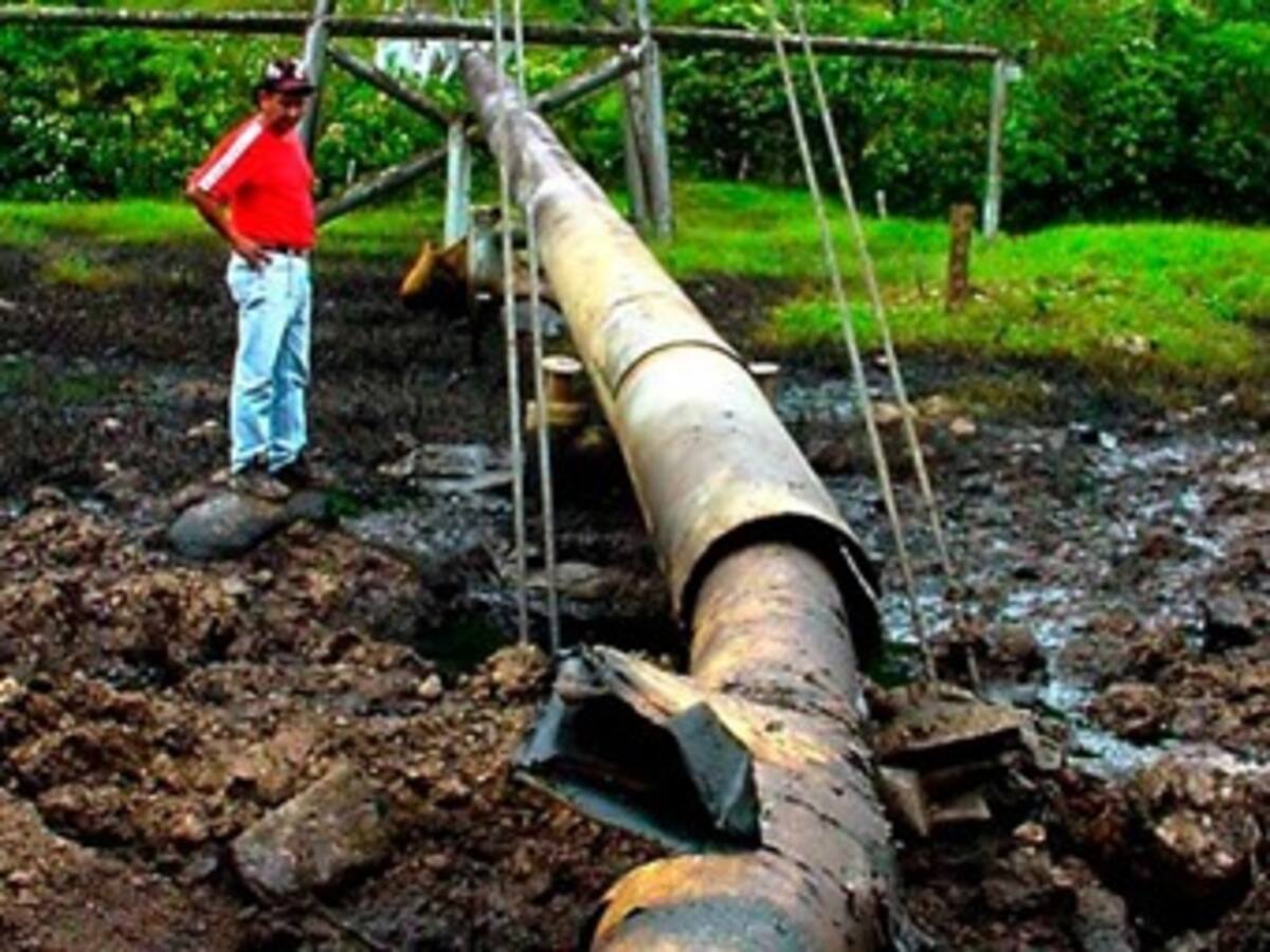 Atentado a oleoducto causa emergencia ambiental en tres departamentos