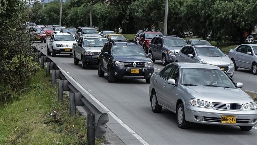 Según el RUNT, 5.936.755 vehículos de los 10.870.010 que están sujetos a hacer la revisión técnico mecánica no han cumplido con la obligación. Foto: Colprensa