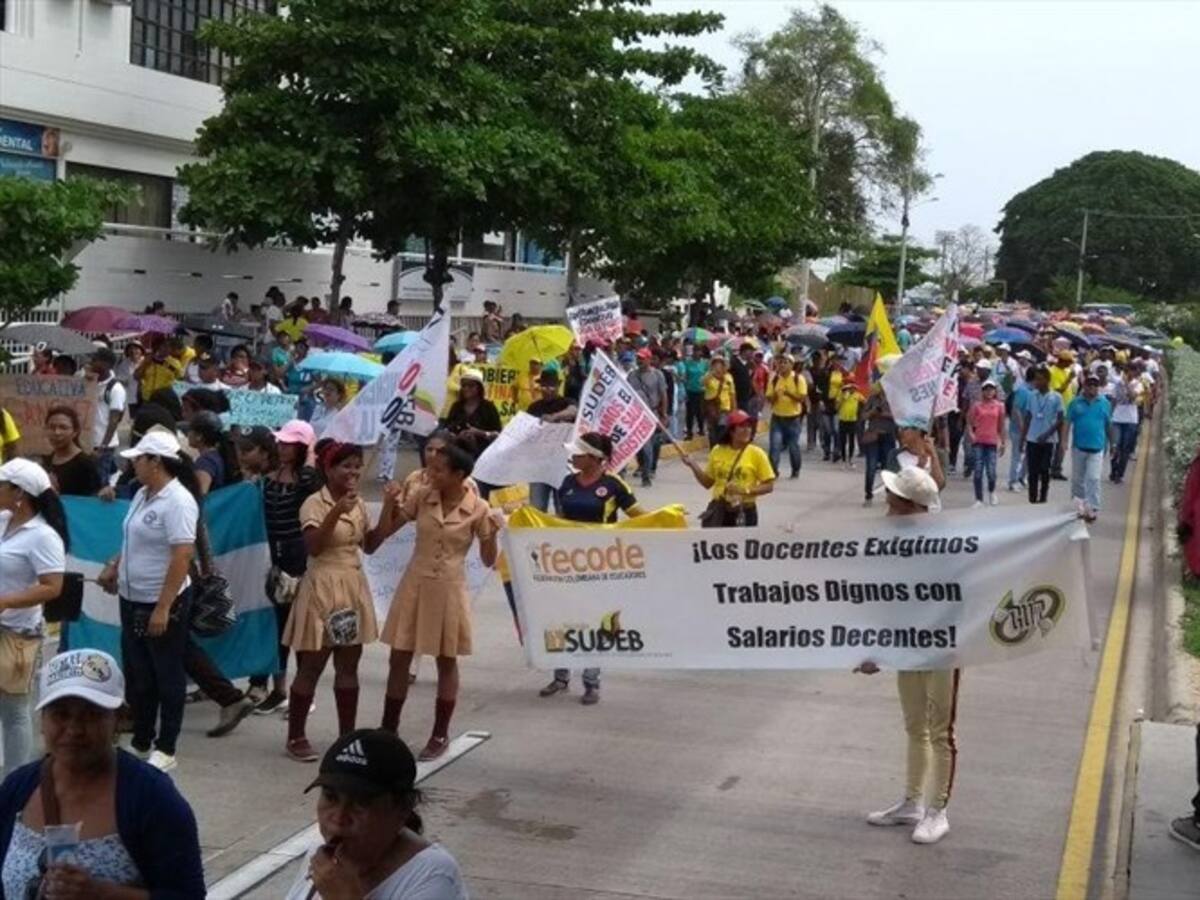 Marcha de magisterio bloqueo bus de Transcaribe, lo que obligó a suspender el servicio