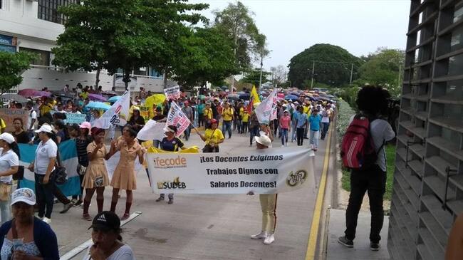Marcha de magisterio bloque solo bus de Transcaribe, lo que obligó a suspender el servicio. Foto: Prensa/ Transcaribe.