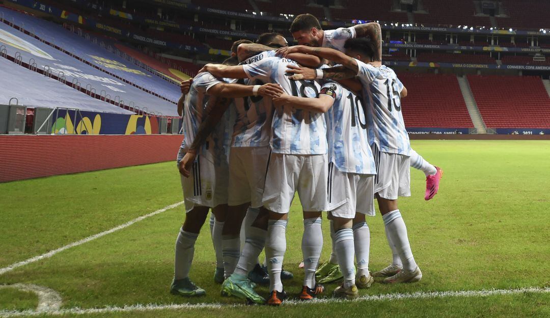 Los jugadores de Argentina festejan el gol de Guido Rodríguez.
