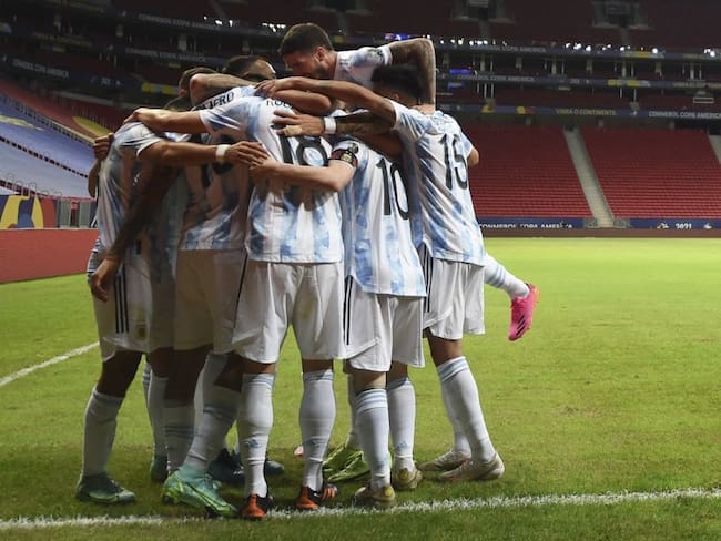 Los jugadores de Argentina festejan el gol de Guido Rodríguez.