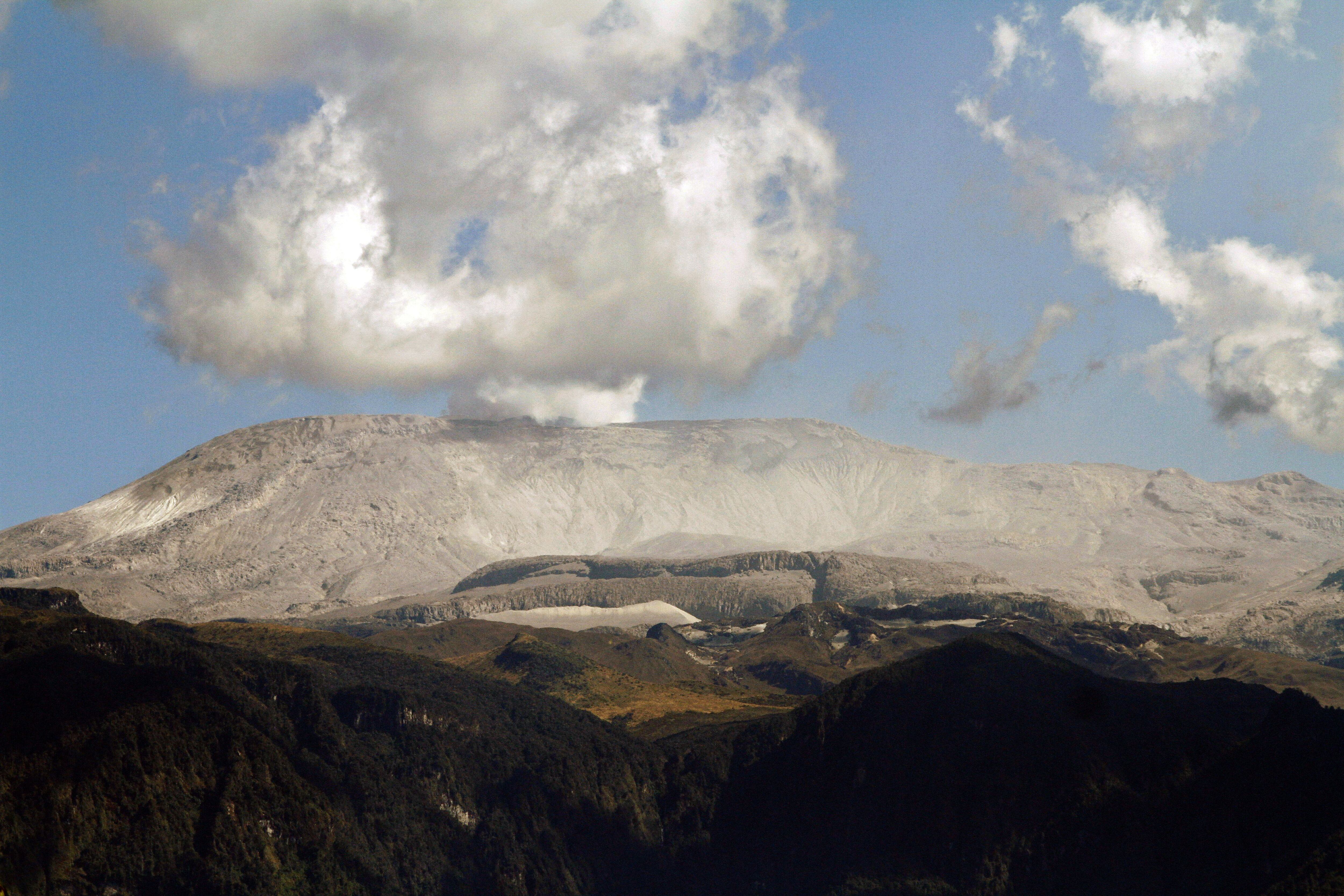 Vista del volcán Nevado del Ruiz tomada el 3 de enero de 2015, desde la ciudad de Manizales, departamento de Caldas, Colombia. Foto: SANTIAGO OSORIO/AFP vía Getty Images.