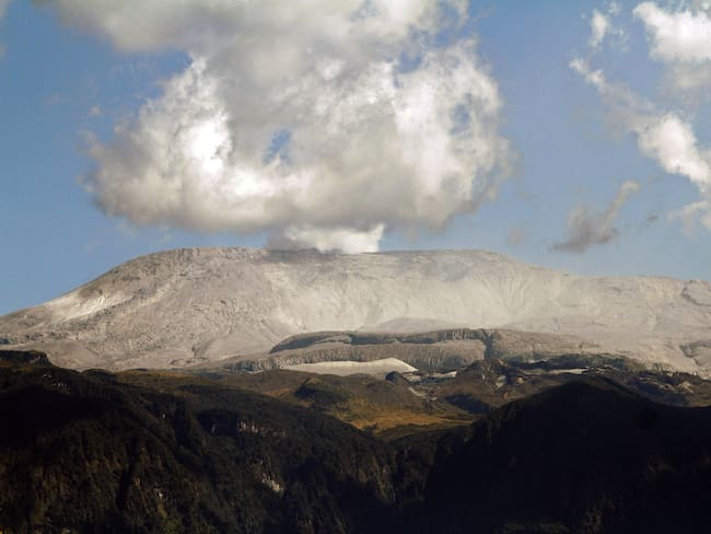 Vista del volcán Nevado del Ruiz tomada el 3 de enero de 2015, desde la ciudad de Manizales, departamento de Caldas, Colombia. Foto: SANTIAGO OSORIO/AFP vía Getty Images.