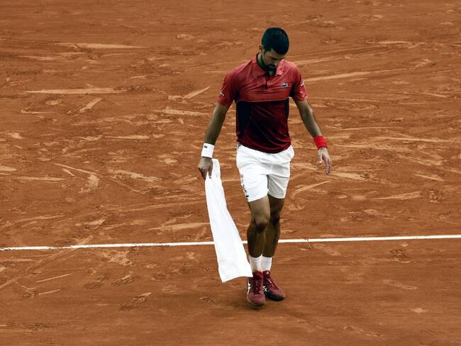 Paris (France), 03/06/2024.- Novak Djokovic of Serbia reacts after falling during his men&#039;s singles Round of 16 match against Francisco Cerundolo of Argentina at the French Open Grand Slam tennis tournament at Roland Garros in Paris, France, 03 June 2024. (Tenis, Abierto, Francia) EFE/EPA/YOAN VALAT