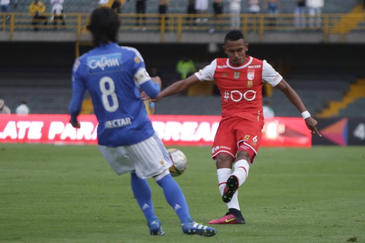 Tesillo en acción durante el partido entre Millonarios y Santa Fe